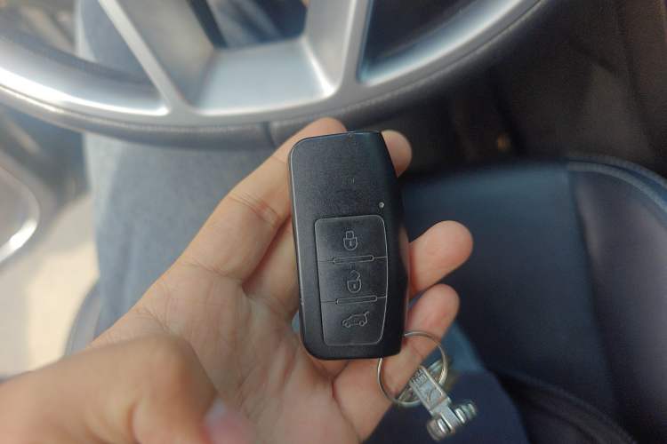 Used JMC Yusheng S350 2016 2.0T Automatic Two-Wheel Drive Gasoline Luxury Version with Sunroof 5 Seats Vehicle Key