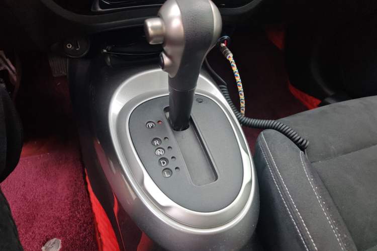 Used Infiniti ESQ 2014 1.6L Spontaneous Edition Gear Lever