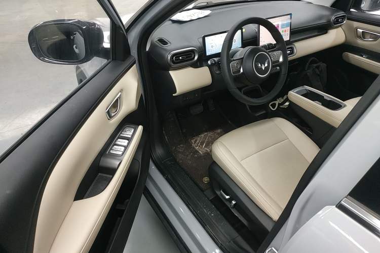 Used Wuling Bingo PLUS 2024 401 km Range 5-Seater Version Driver Seat