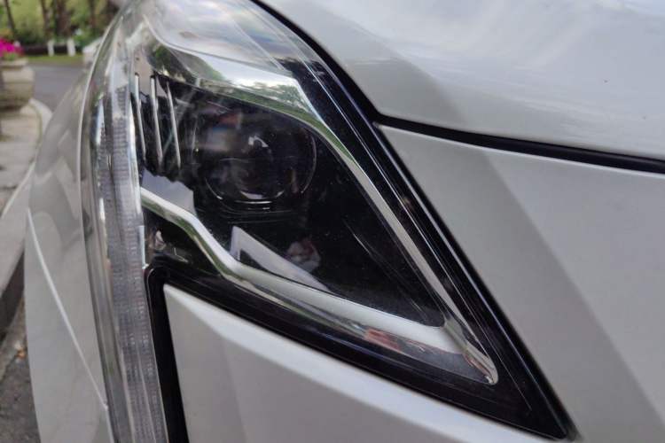 Used Cadillac XT5 2020 28T Luxury Version Right Front Headlight