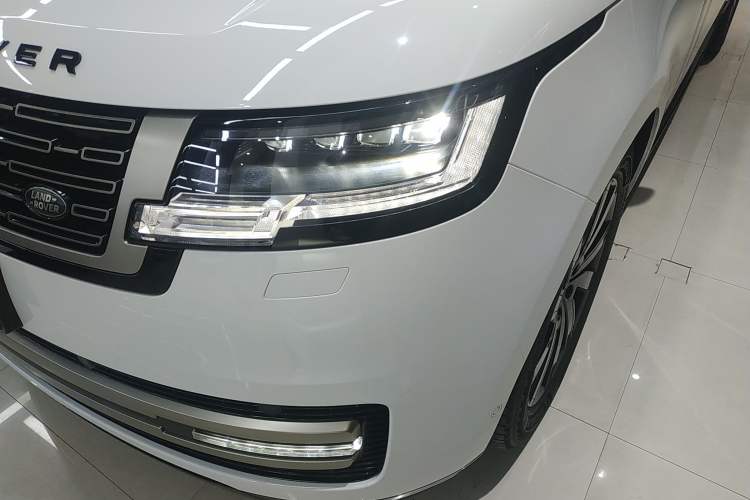 Used Land Rover Range Rover 2023 3.0 L6 400 PS Prestige Seven-Seater Extended Version

