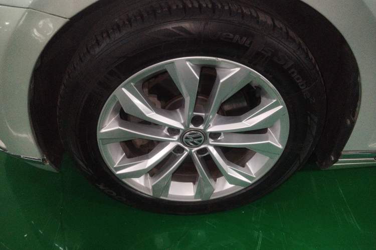 Used Volkswagen Magotan 2019 330TSI DSG Luxury Model China V Standard Left Front Wheel Hub