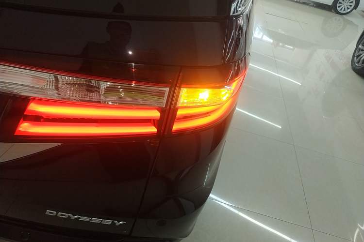 Used Honda Odyssey 2018 2.4L Luxury Edition Right Rear Taillight