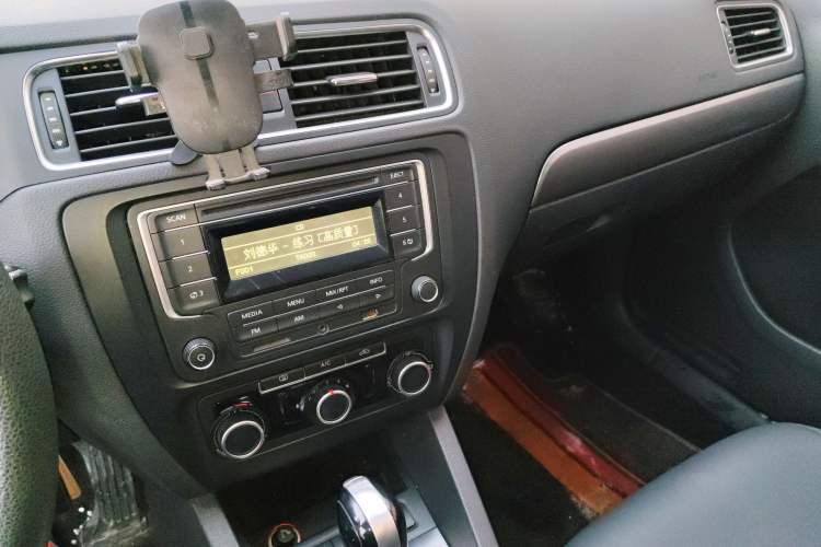 Used Volkswagen Sagitar 2012 1.4TSI Automatic Fashion Edition Audio And AC Panel