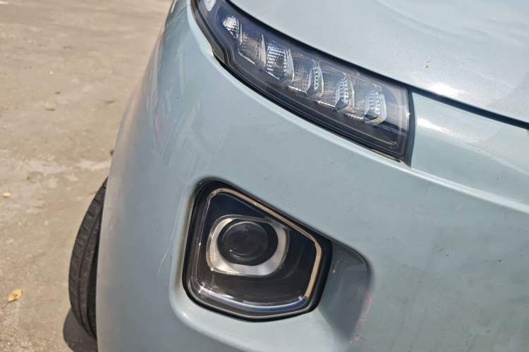 Used Brilliance Xinri i03A 2021 318 km 31.45 kWh Right Front Headlight