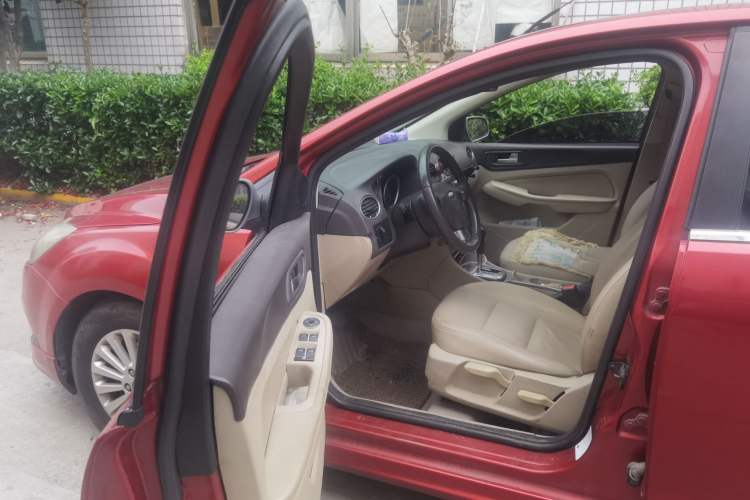 Used Ford Focus 2013 Hatchback Classic 1.8L Automatic Fashion Edition
