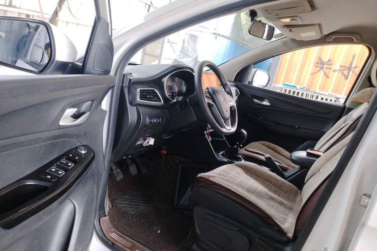 Used Baojun 730 2019 1.5L Manual Fashion Model 7-seater China VI