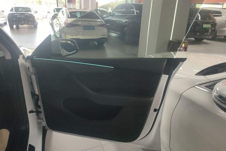 Used Tesla Model Y 2025 Long-Range All-Wheel-Drive Version
