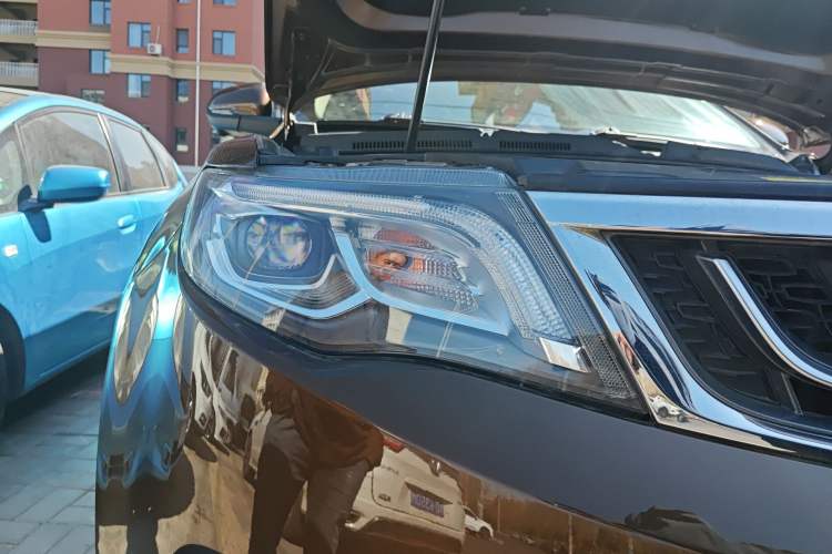 Used Geely Auto Emgrand X7 Sport 2016 1.8TD Automatic ZhiShang Model Right Front Headlight