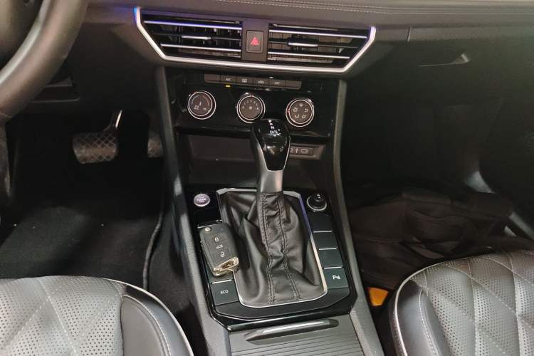 Used Volkswagen Sagitar 2024 300TSI DSG Excellence Edition Gear Lever