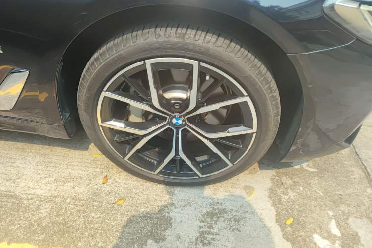 Used BMW 5 Series 2023 530Li Luxury Edition M Sport Package Right Front Wheel Hub