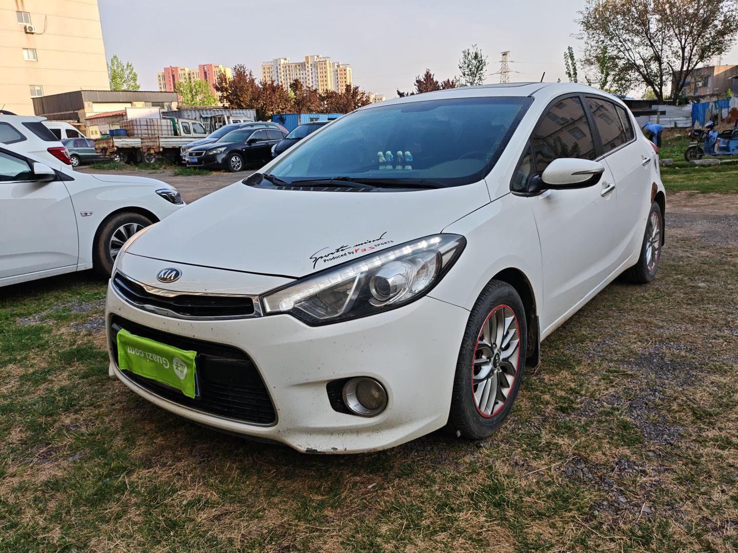 Под передней частью автомобиля