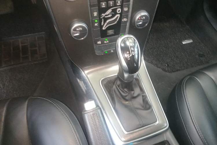 Used Volvo V40 2013 2.0T Zhiya Edition
