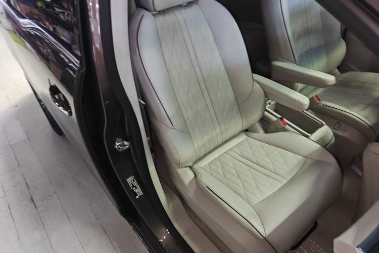 Used Buick GL8 2023 Land Executive Class 652T Luxury Model
