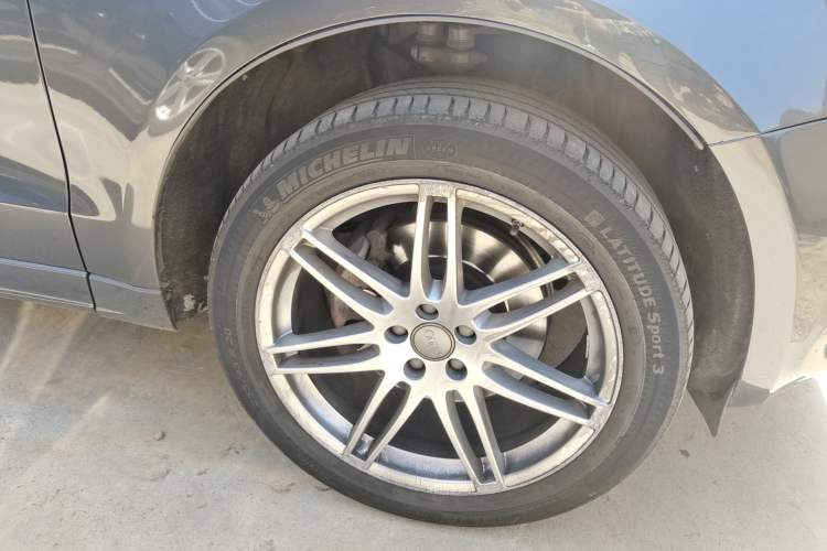 Used Audi Q5  Right Front Wheel Hub