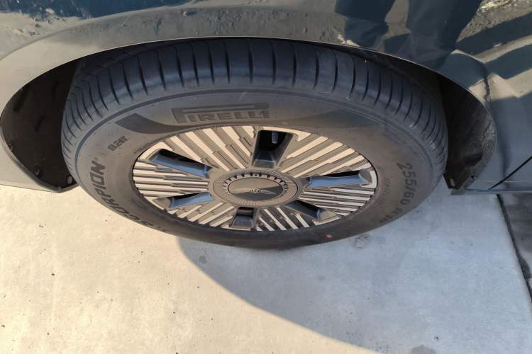 Used Geely Galaxy LEVC L380 2024 140-Degree 6-Seater All-Wheel-Drive Ultra