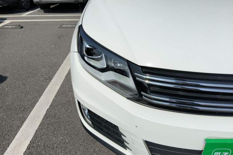 Used Volkswagen Tiguan 2015 2.0 TSI Automatic All-Wheel Drive Luxury Edition Right Front Headlight