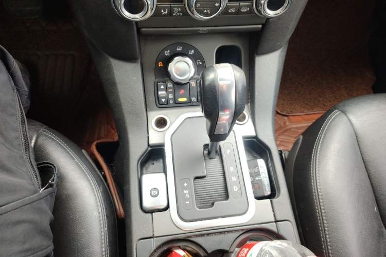 Used Land Rover Discovery 2010 3.0 TDV6 HSE Diesel Edition Gear Lever