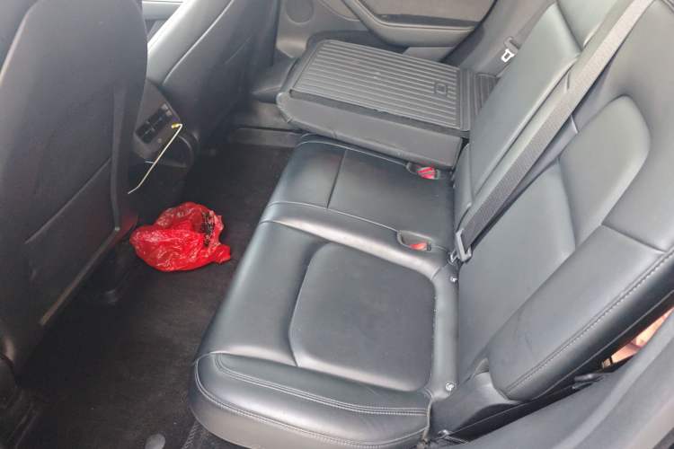 Used Tesla Model Y 2021 Standard Range Rear-Wheel Drive Version Left Rear Seat