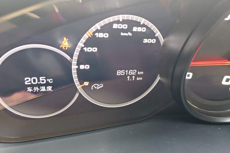 Used Porsche Cayenne 2018 Cayenne S 2.9T Odometer Close Up