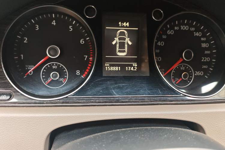 Used Volkswagen Magotan 2013 1.8TSI Prestige Model Odometer Close Up