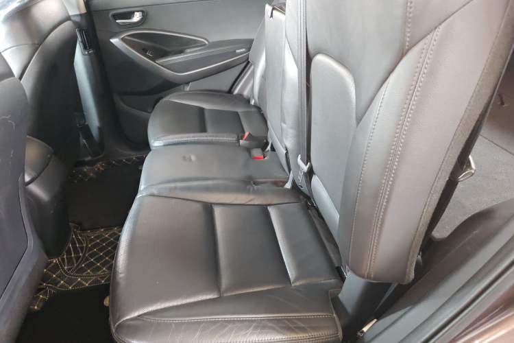 Used Hyundai Santa Fe 2013 2.4L Automatic Two-Wheel Drive Smart Version Left Rear Seat