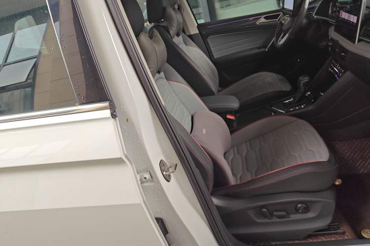 Used Volkswagen Tiguan L 2023 330TSI Automatic Two-Wheel Drive R-Line Flagship Edition Right Front Seat