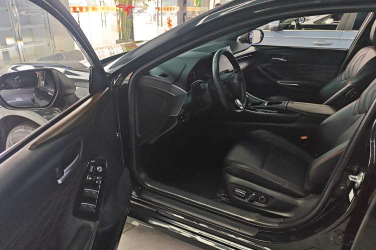 Used Toyota Avalon 2024 Dual-Motor 2.0L Premium Edition
