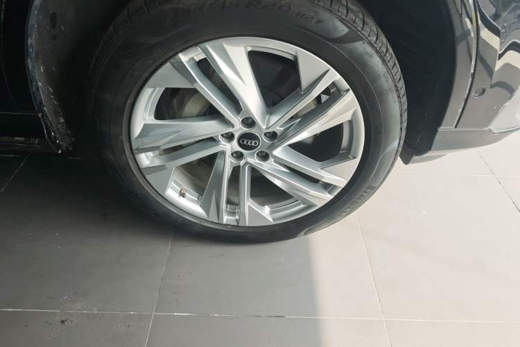 Used Audi Q7 2023 45 TFSI quattro S line Sport model Right Front Wheel Hub