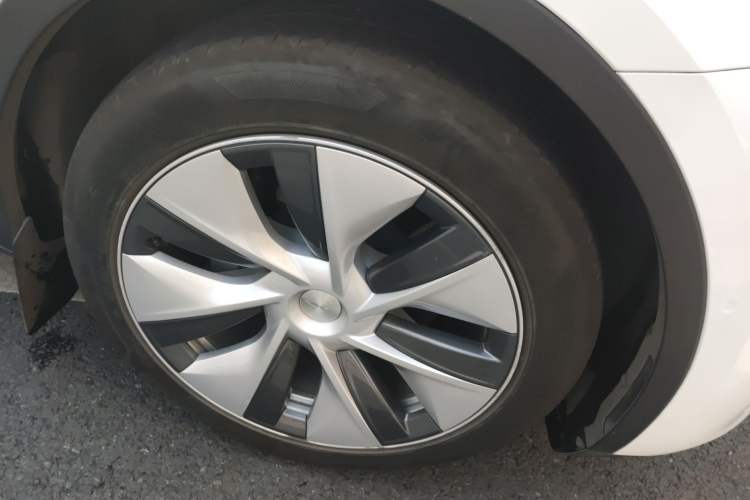 Used Tesla Model Y 2021 Standard Range Rear-Wheel Drive Version Right Front Wheel Hub