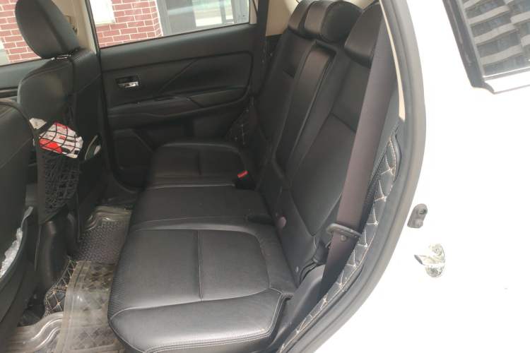 Used Mitsubishi Outlander 2016 2.4L 4x4 Luxury Edition 7-Seater Left Rear Seat