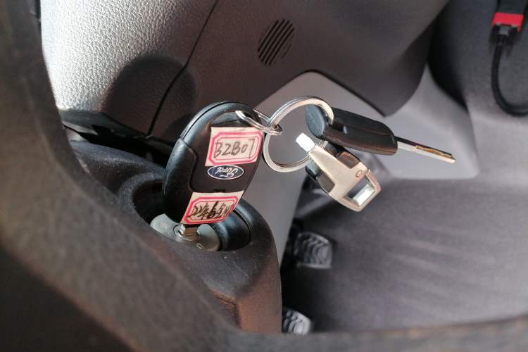 Used Ford Transit 2019 2.0T Diesel Multi-Purpose Commercial Vehicle Short Wheelbase Low Roof 6-Seater China VI Standard