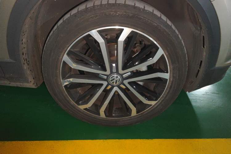 Used Volkswagen T-ROC 2018 280TSI DSG Two-Wheel-Drive Comfort Version China V Standard Right Front Wheel Hub