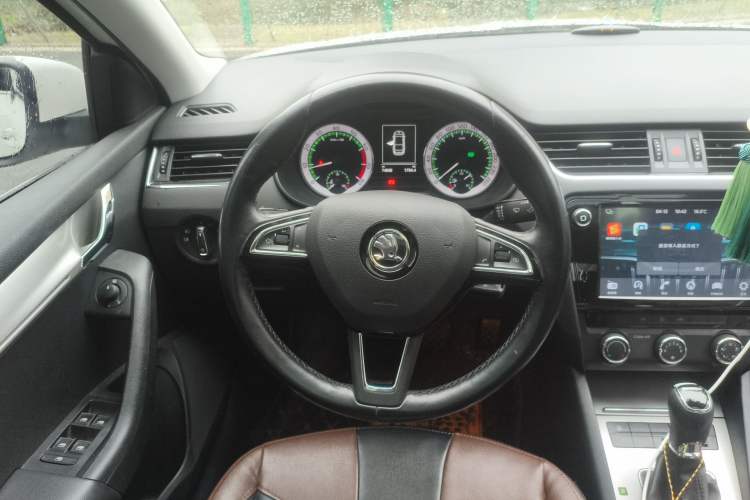 Used Skoda Octavia 2018 1.6L Automatic Luxury Edition Steering Wheel