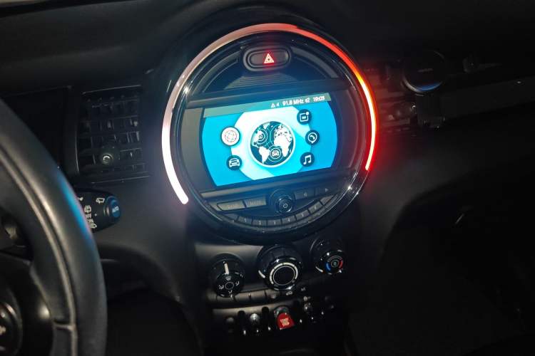 Used MINI 2018 1.5T ONE PLUS Five-Door Edition Audio And AC Panel