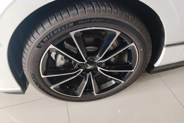 Used VOYAH PASSION 2024 PHEV Four-Wheel Drive Ultra-Long Range Flagship Model Left Front Wheel Hub