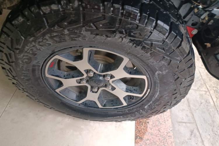 Used Jeep Wrangler 2019 2.0T Sahara Four-Door Version China VI Emission Standard Right Front Wheel Hub