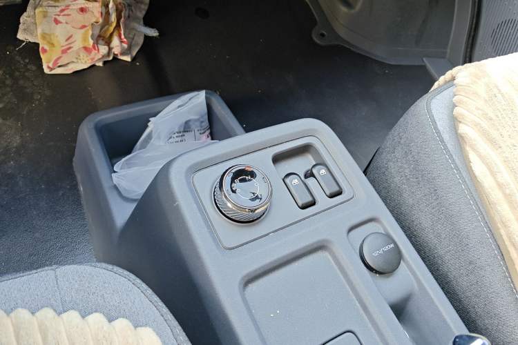 Used Wuling Yangguang 2024 300KM Comfort Version Passenger Van 75kW Gear Lever