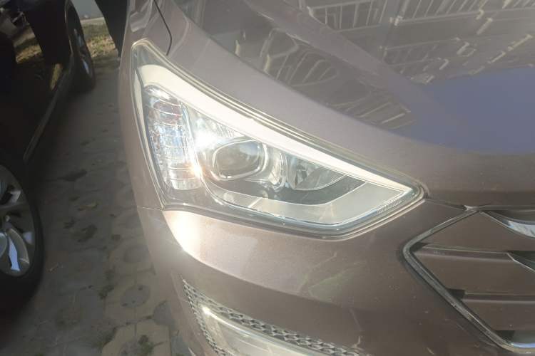 Used Hyundai Santa Fe Classic 2013 Facelift 3.0L 4x4 Comfort Edition with Navigation Euro IV compliant Right Front Headlight