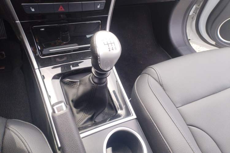 Used Haval H2 2017 Red-Label 1.5T Manual Two-Wheel-Drive Elite Model Gear Lever