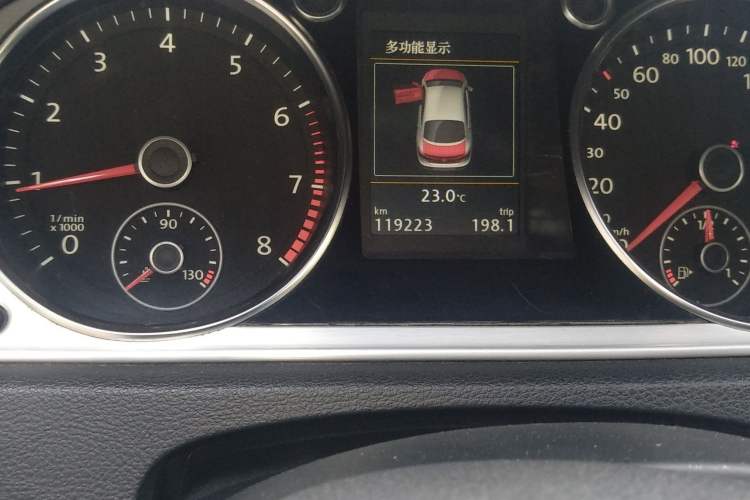 Used Volkswagen FAW-Volkswagen CC 2016 1.8TSI Luxury Model Odometer Close Up