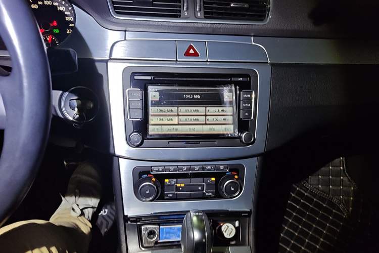 Used Volkswagen FAW-Volkswagen CC 2011 1.8 TSI Prestige Model Audio And AC Panel