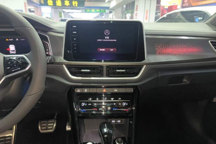 Used Volkswagen T-ROC 2023 300TSI DSG Two-Wheel-Drive Chen Guang Edition Audio And AC Panel