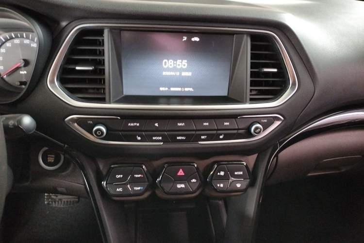 Used GAC Trumpchi GS4 2017 235T G-DCT Two-Wheel Drive Luxury Edition Audio And AC Panel