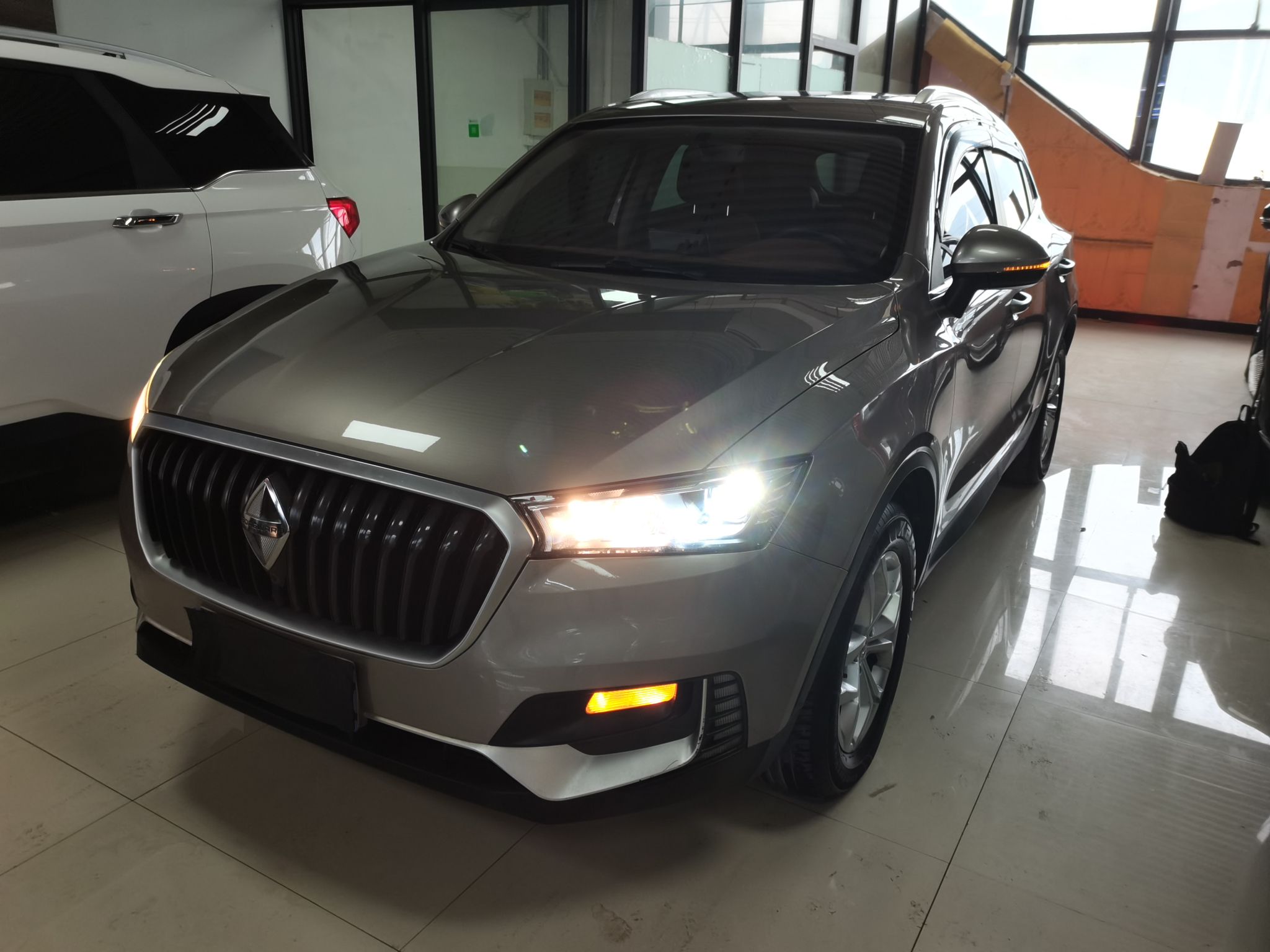 Под передней частью автомобиля