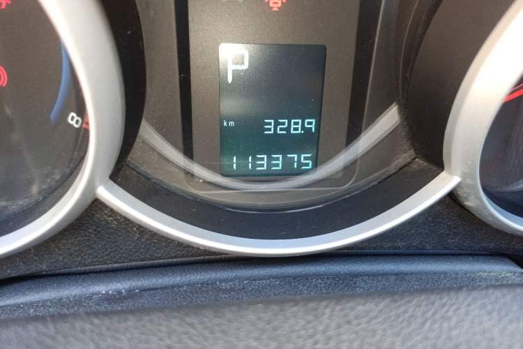 Used Chevrolet Cruze 2015 Hatchback 1.6L Automatic Comfort Edition Odometer Close Up