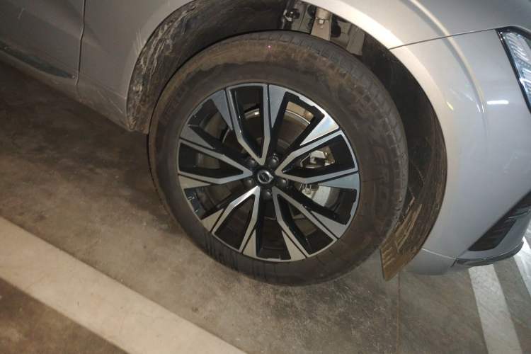 Used Volvo XC60 2024 B5 4x4 Smart Luxury Edition Right Front Wheel Hub