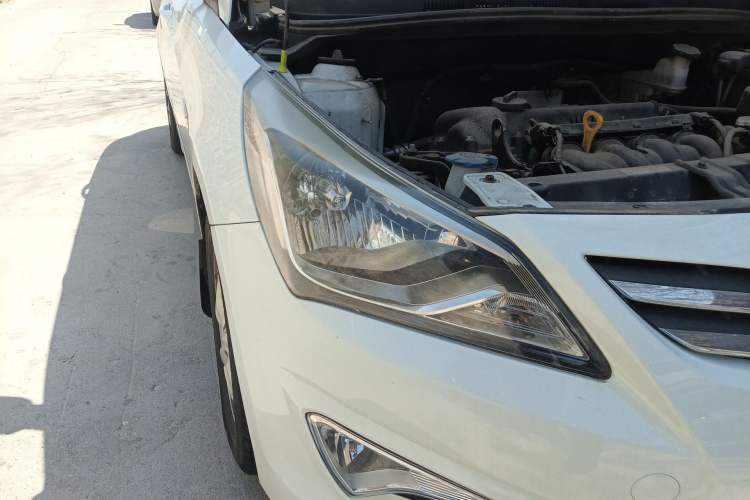 Used Hyundai Verna (older generation) 2016 1.4L Manual Smart GLS Trim Right Front Headlight
