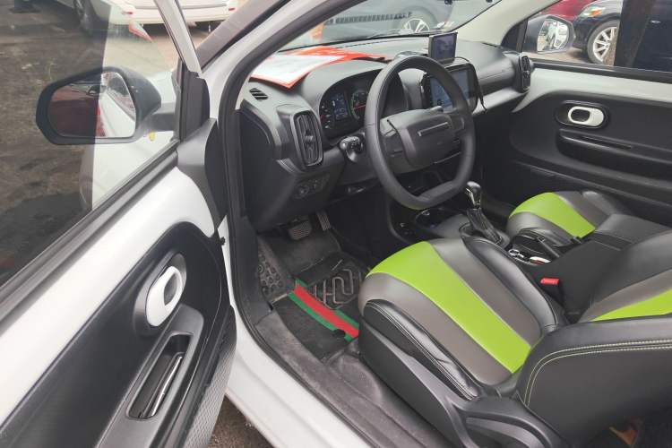 Used Roewe Clever 2021 302 km New Four-Seater Super-Efficient Version Driver Seat