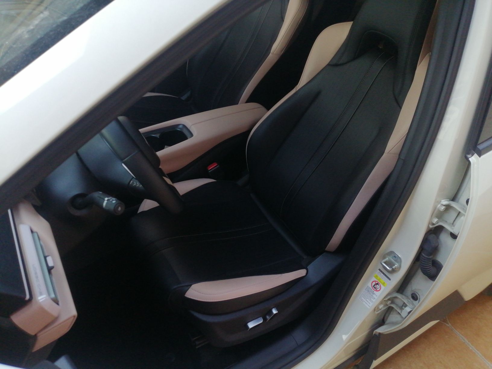 Переднее сиденье в автомобиле